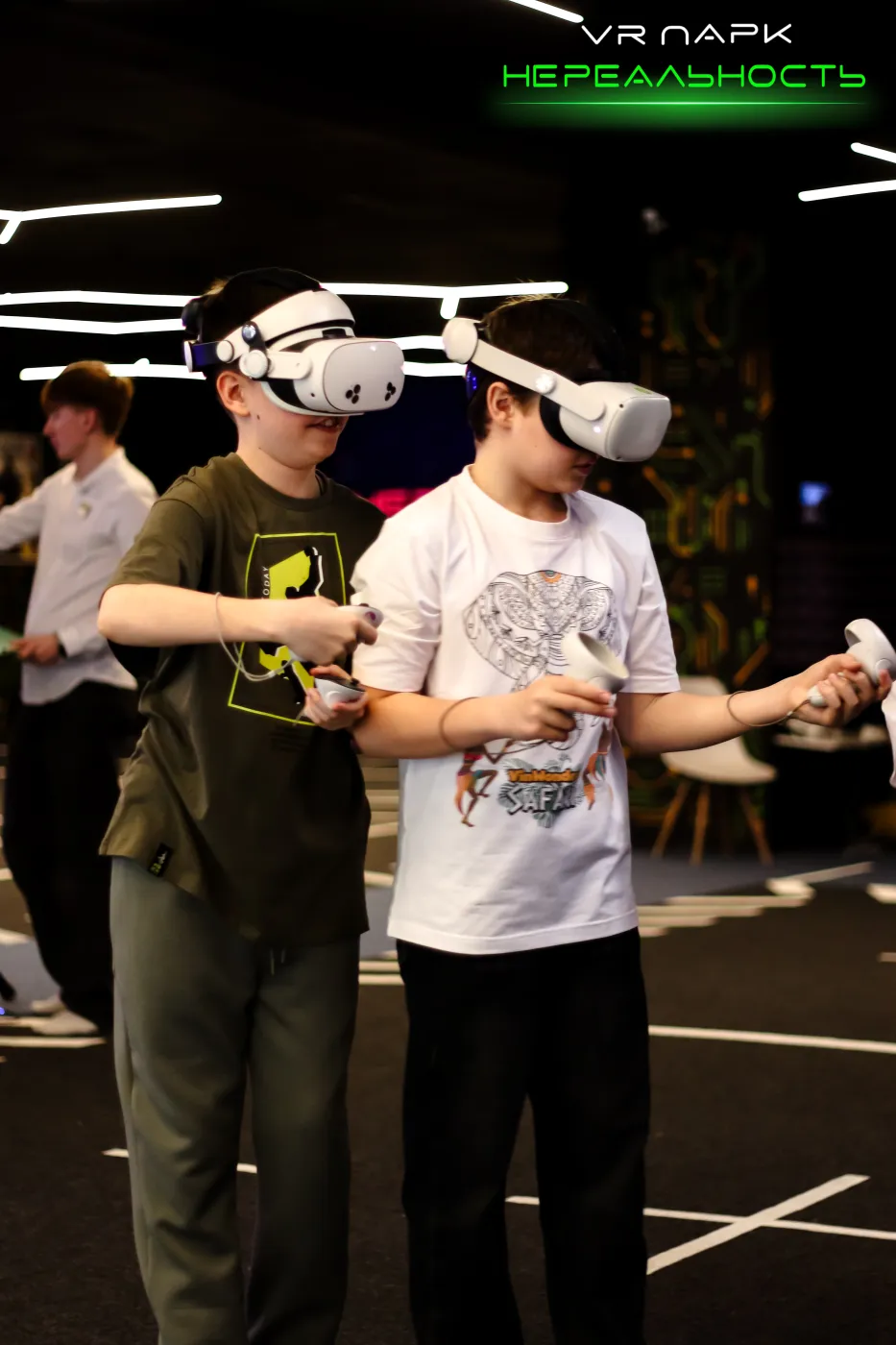 Два одноклассника вместе играют в VR