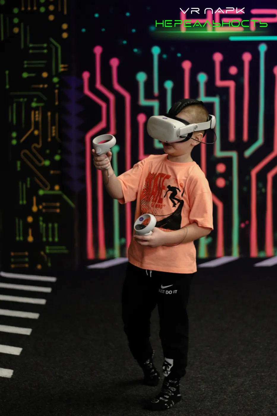 Школьник с контроллерами в VR-игре