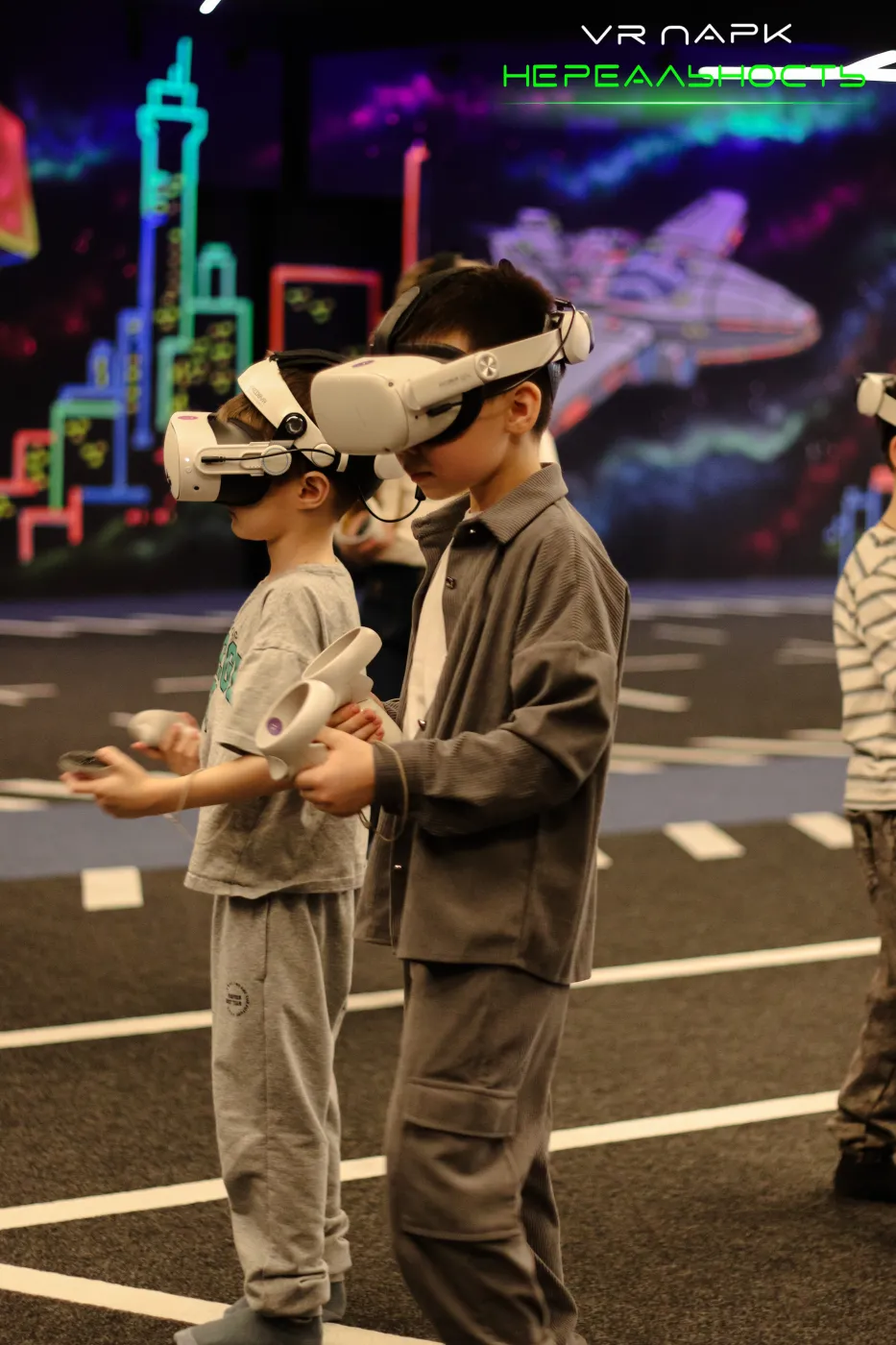 Двое ребят проходят VR-квест на фоне неонового города