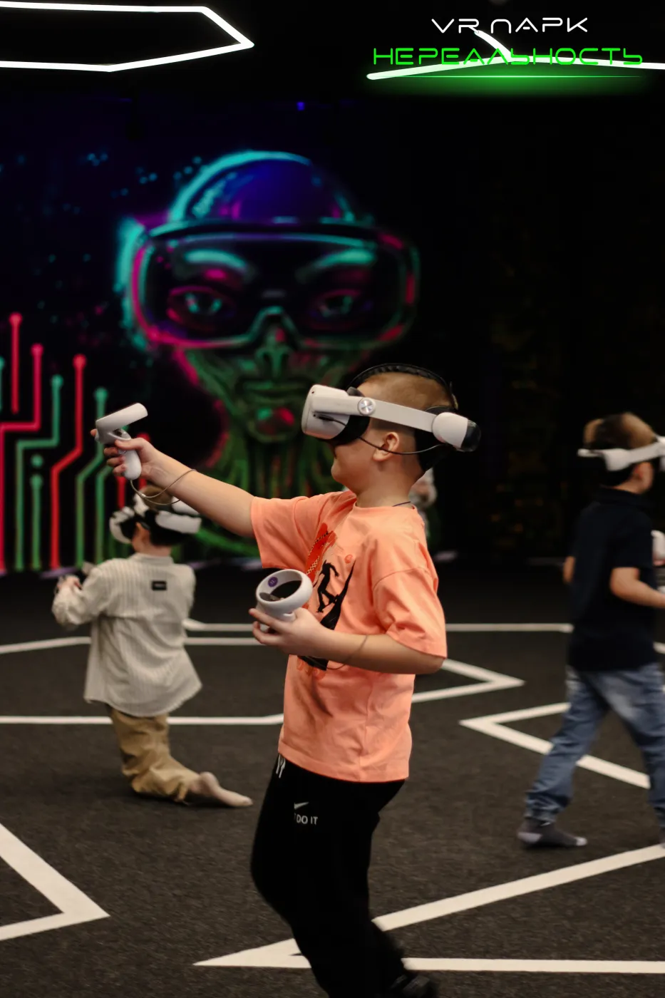 Мальчик с контроллерами во время VR-игры