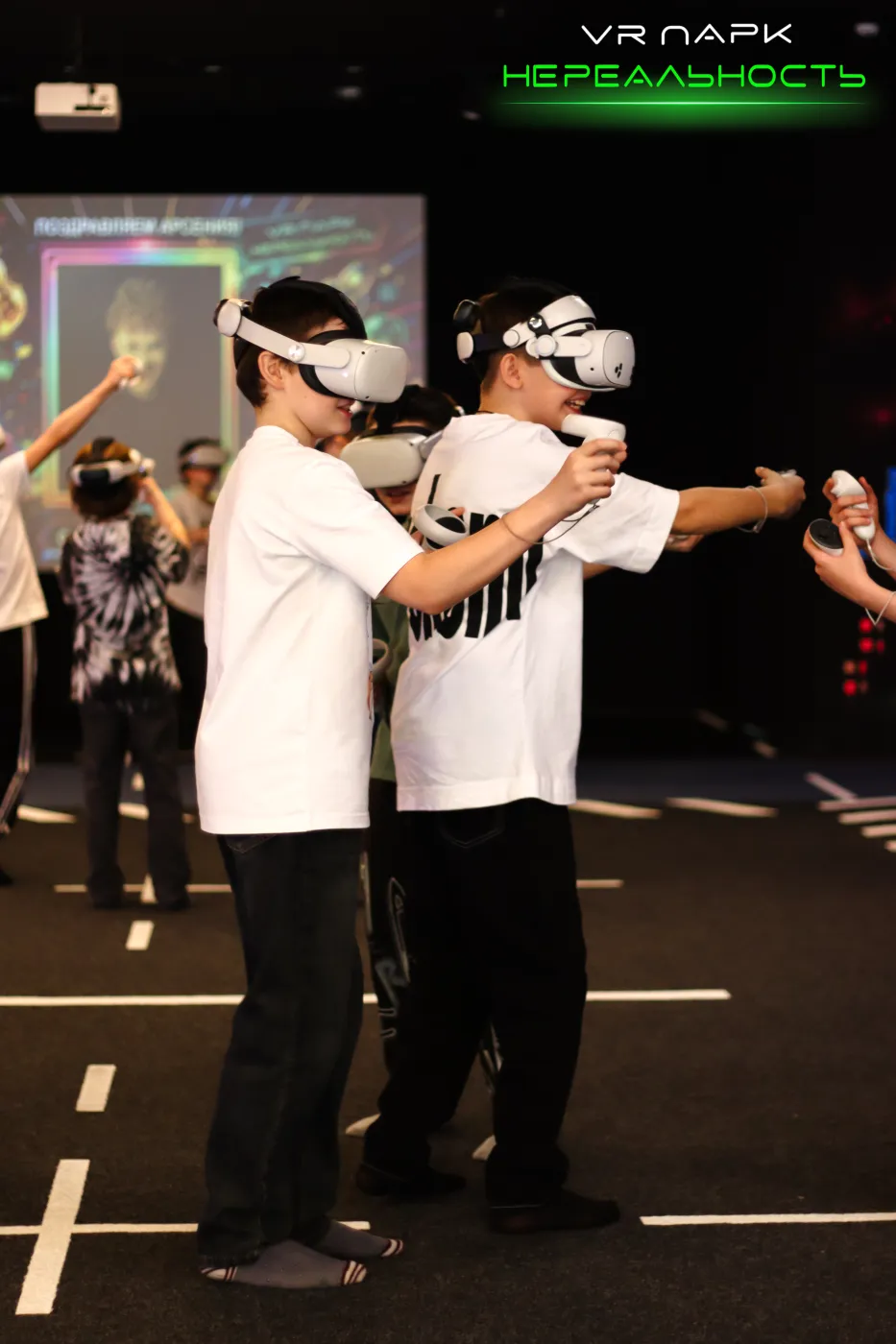 Школьники в VR-шлемах в командном сражении